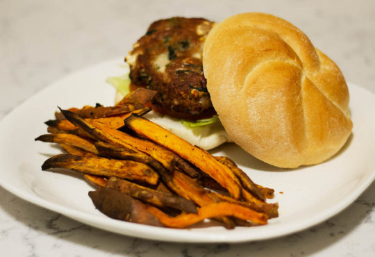 RECIPES: FETA & SPINACH TURKEY BURGER WITH BAKED SWEET POTATO FRIES